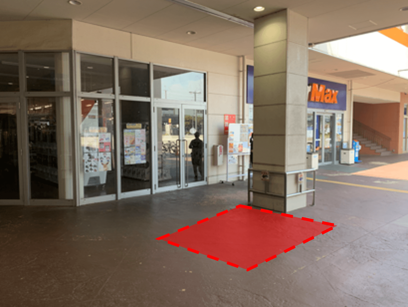 ミスターマックス入口横柱周り(店外) 販促プロモーションや物販用途に最適な総合ディスカウントストアの催事イベントスペース2