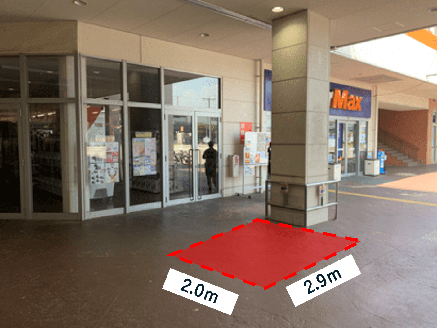 ミスターマックス入口横柱周り(店外) 販促プロモーションや物販用途に最適な総合ディスカウントストアの催事イベントスペース