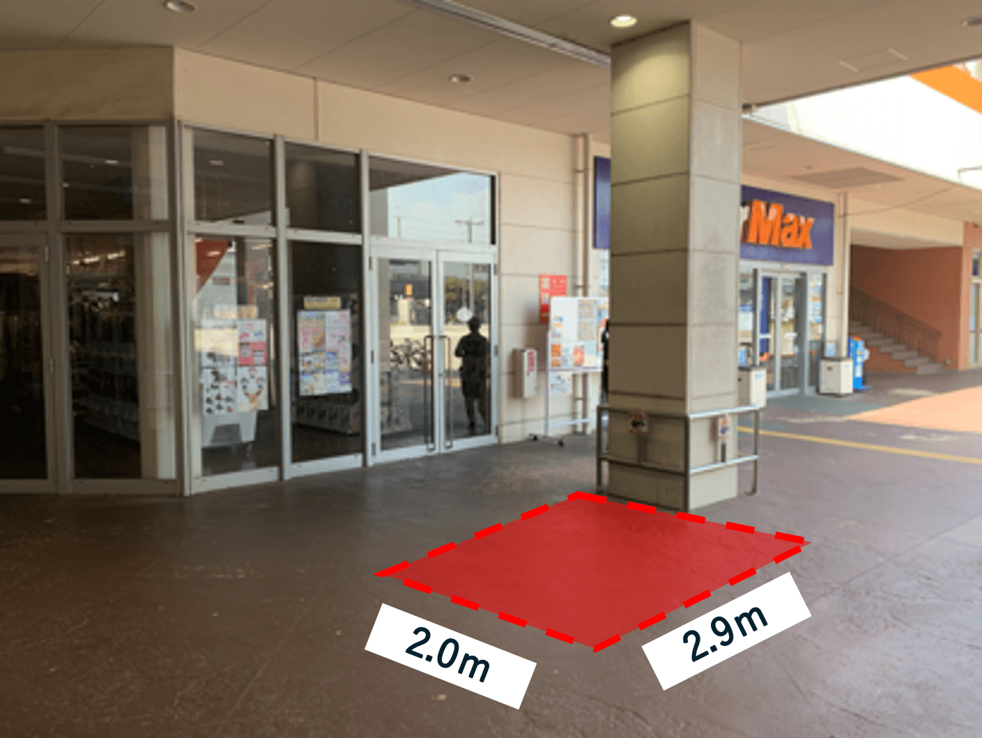 ミスターマックス入口横柱周り(店外) 販促プロモーションや物販用途に最適な総合ディスカウントストアの催事イベントスペース