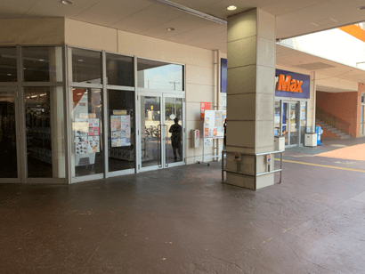 ミスターマックス入口横柱周り(店外) 販促プロモーションや物販用途に最適な総合ディスカウントストアの催事イベントスペース1