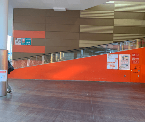 センターコートオートスロープ下 販促プロモーションや物販用途に最適な総合ディスカウントストアの催事イベントスペース1