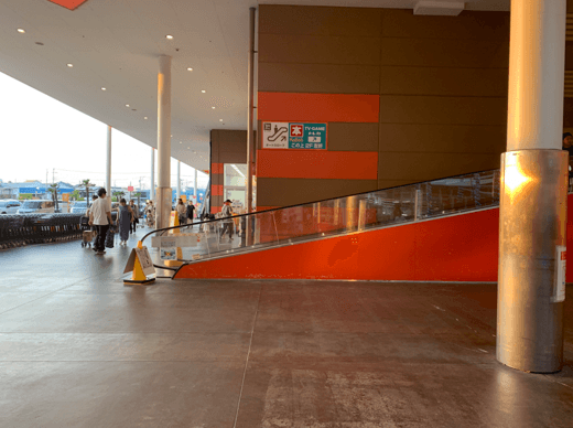 センターコートオートスロープ下 販促プロモーションや物販用途に最適な総合ディスカウントストアの催事イベントスペース2