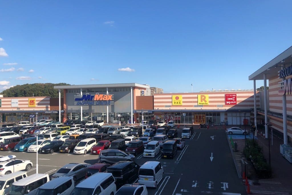 喫煙所前 販促プロモーションや物販用途に最適な総合ディスカウントストアの催事イベントスペース1