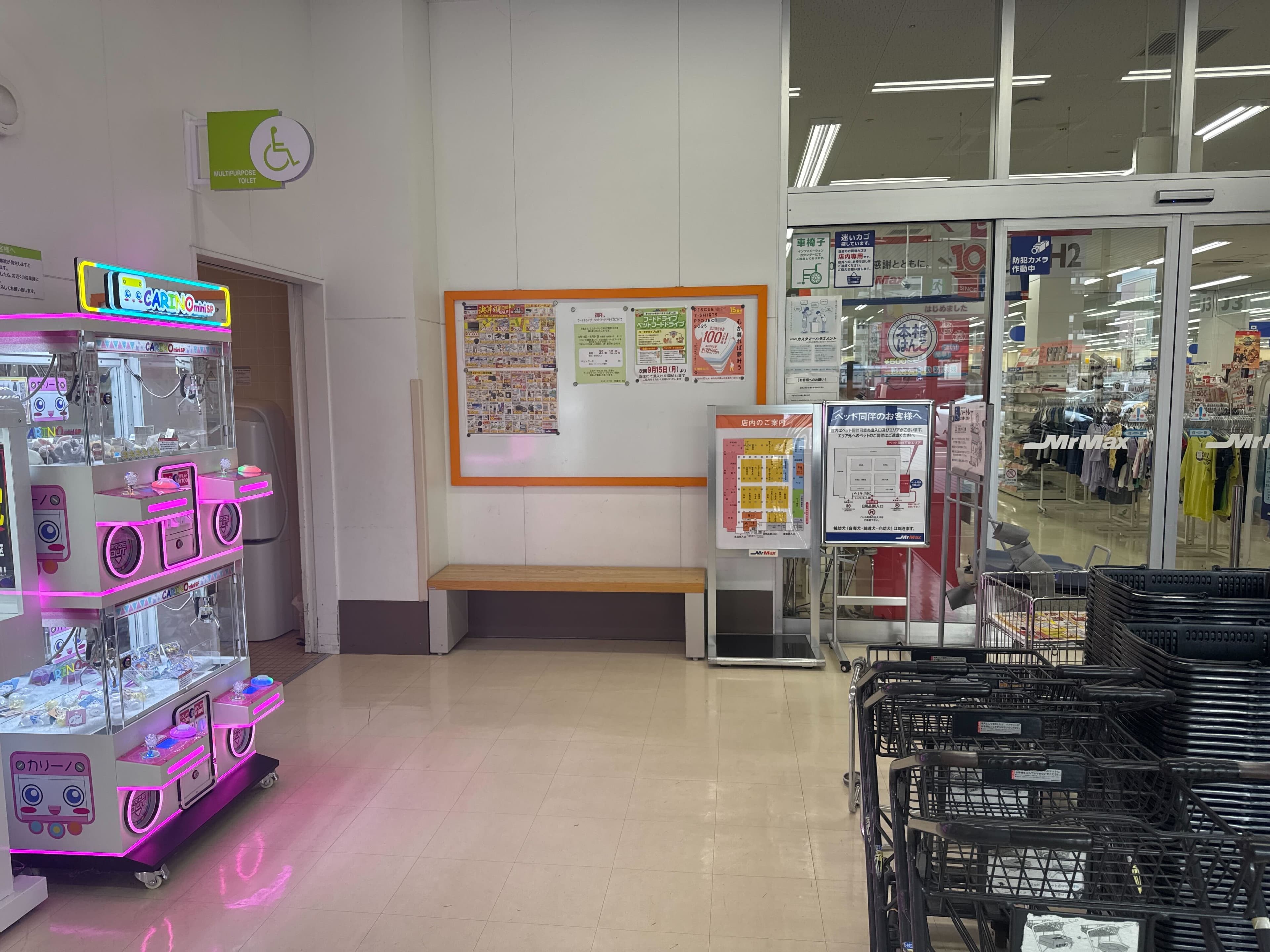 中央出入口風除室 販促プロモーションや物販用途に最適な総合ディスカウントストアの催事イベントスペース2