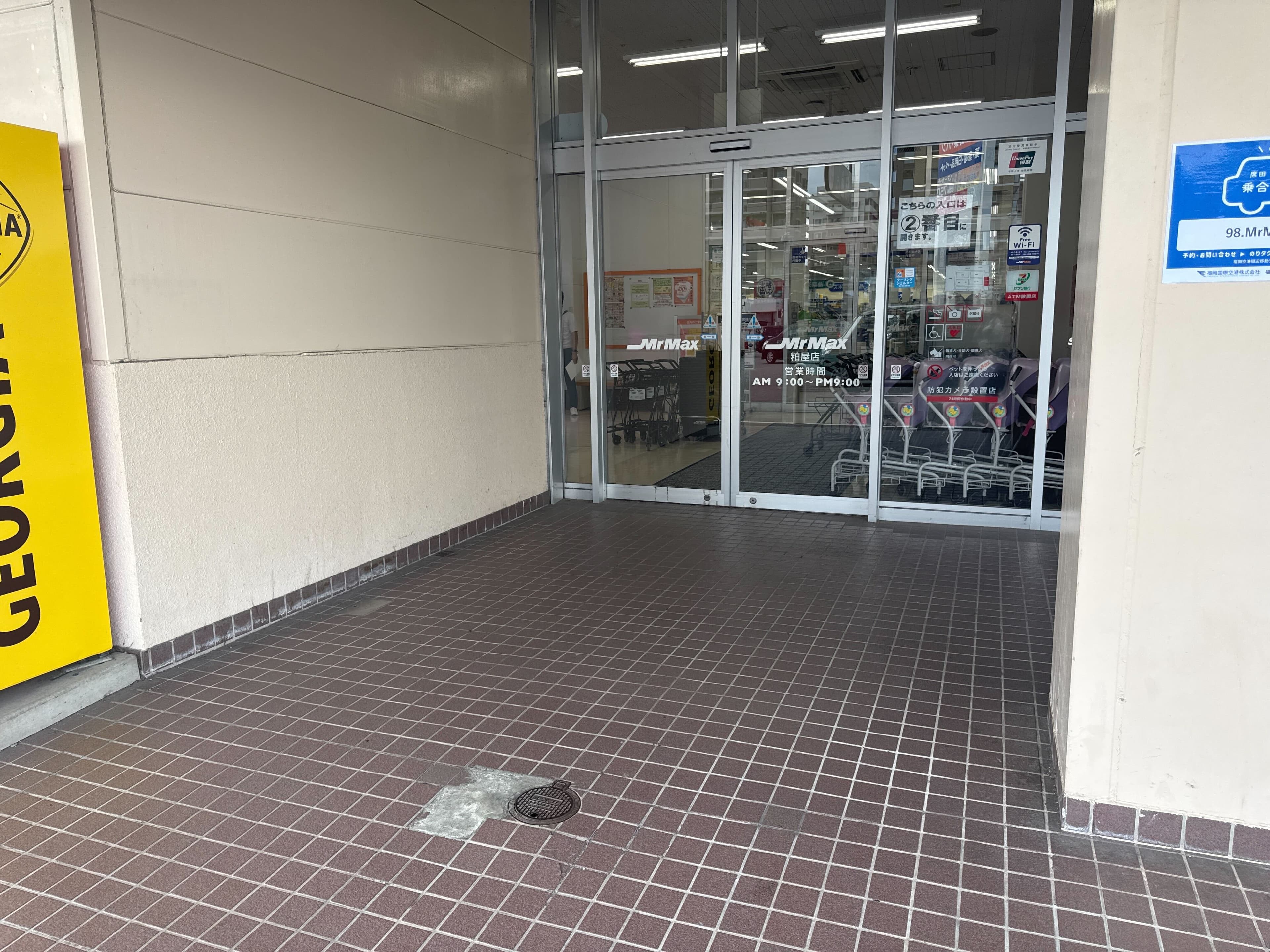 中央出入口風除室 販促プロモーションや物販用途に最適な総合ディスカウントストアの催事イベントスペース1