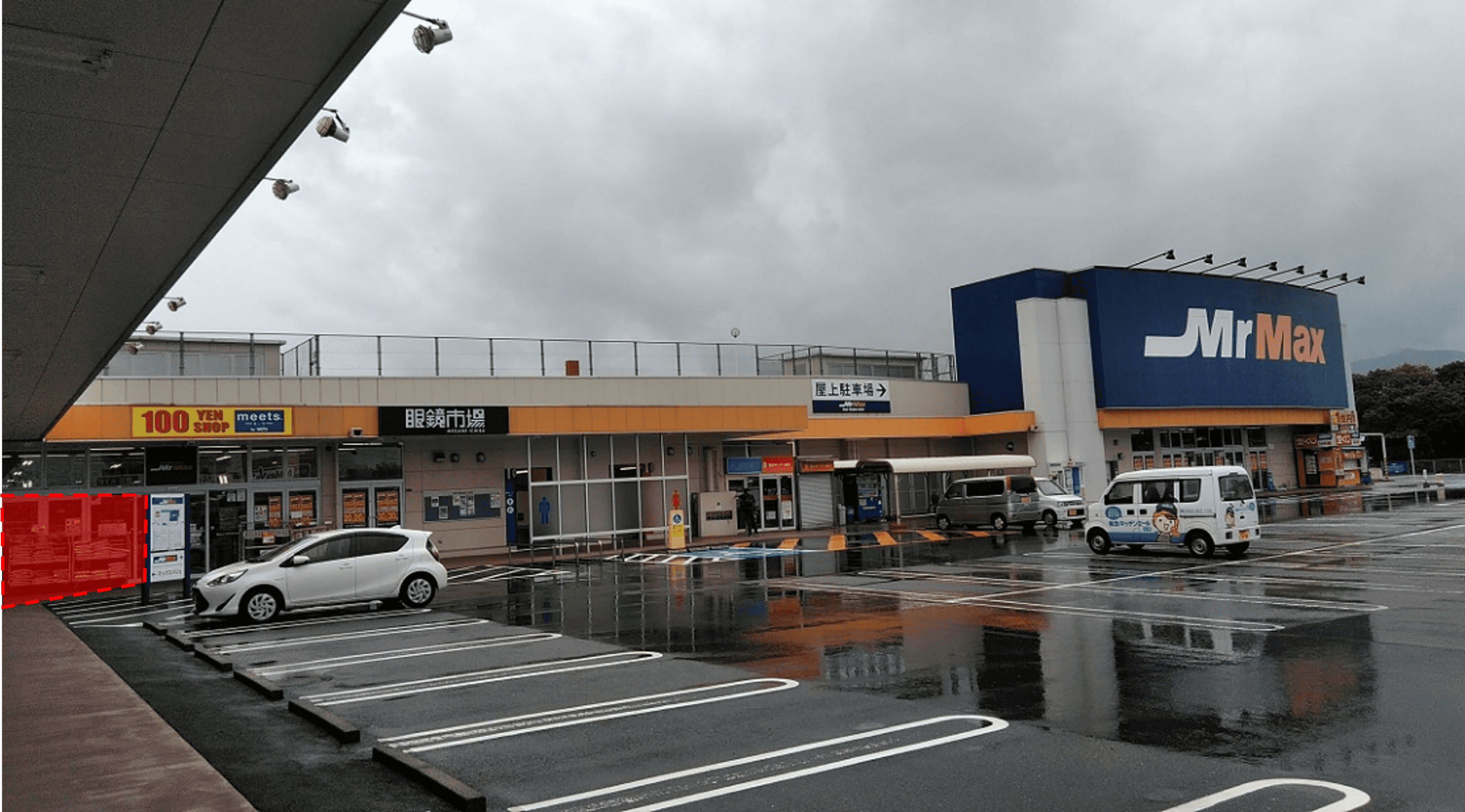 100均側入口 販促プロモーションや物販用途に最適な総合ディスカウントストアの催事イベントスペース