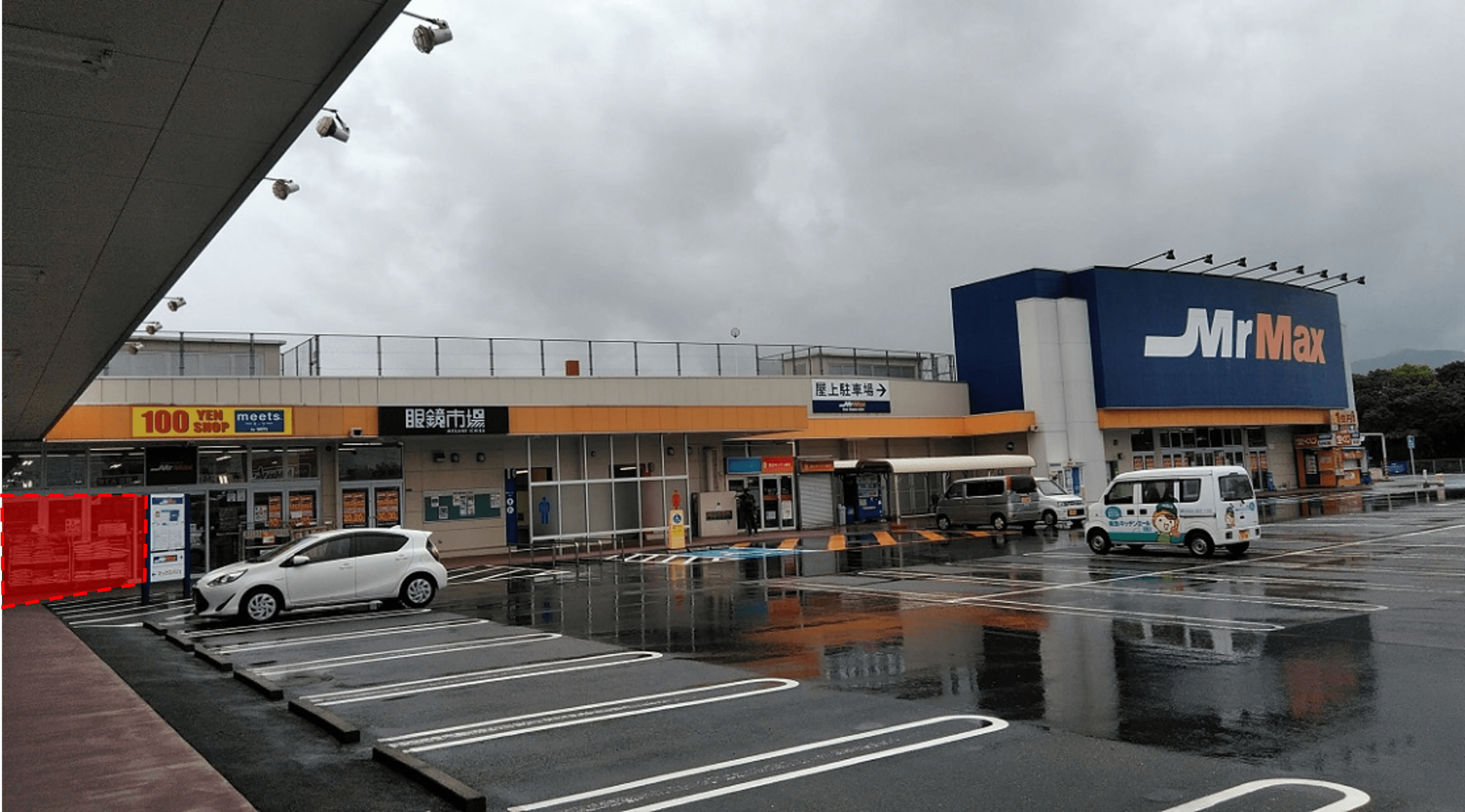 100均側入口 販促プロモーションや物販用途に最適な総合ディスカウントストアの催事イベントスペース