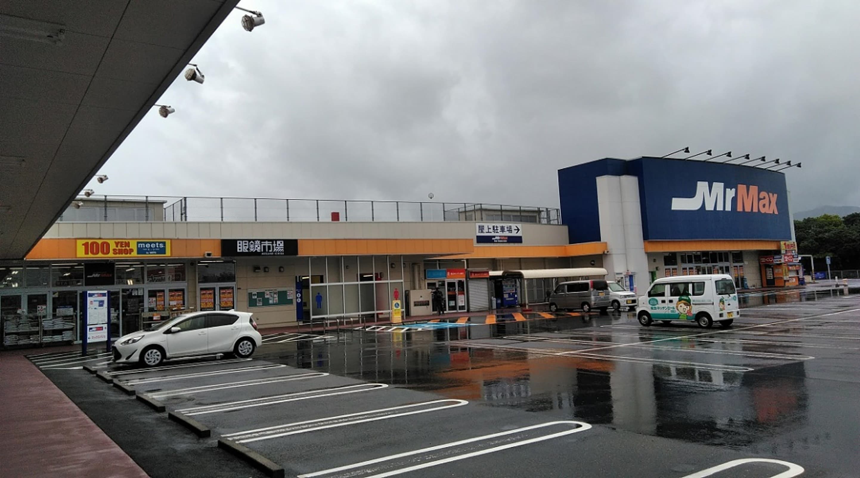 100均側入口 販促プロモーションや物販用途に最適な総合ディスカウントストアの催事イベントスペース1