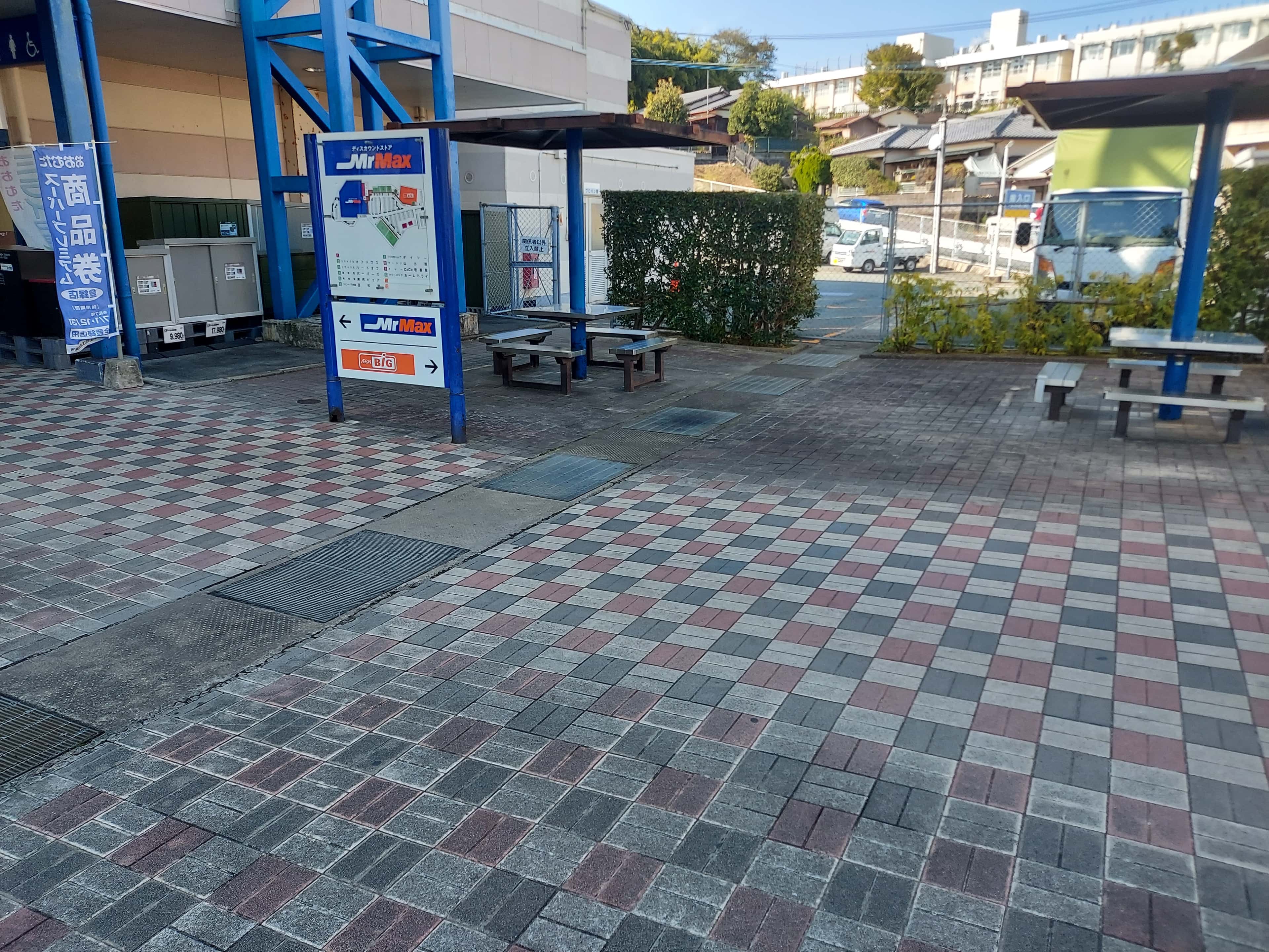 休憩所ベンチ前 販促プロモーションや物販用途に最適な総合ディスカウントストアの催事イベントスペース