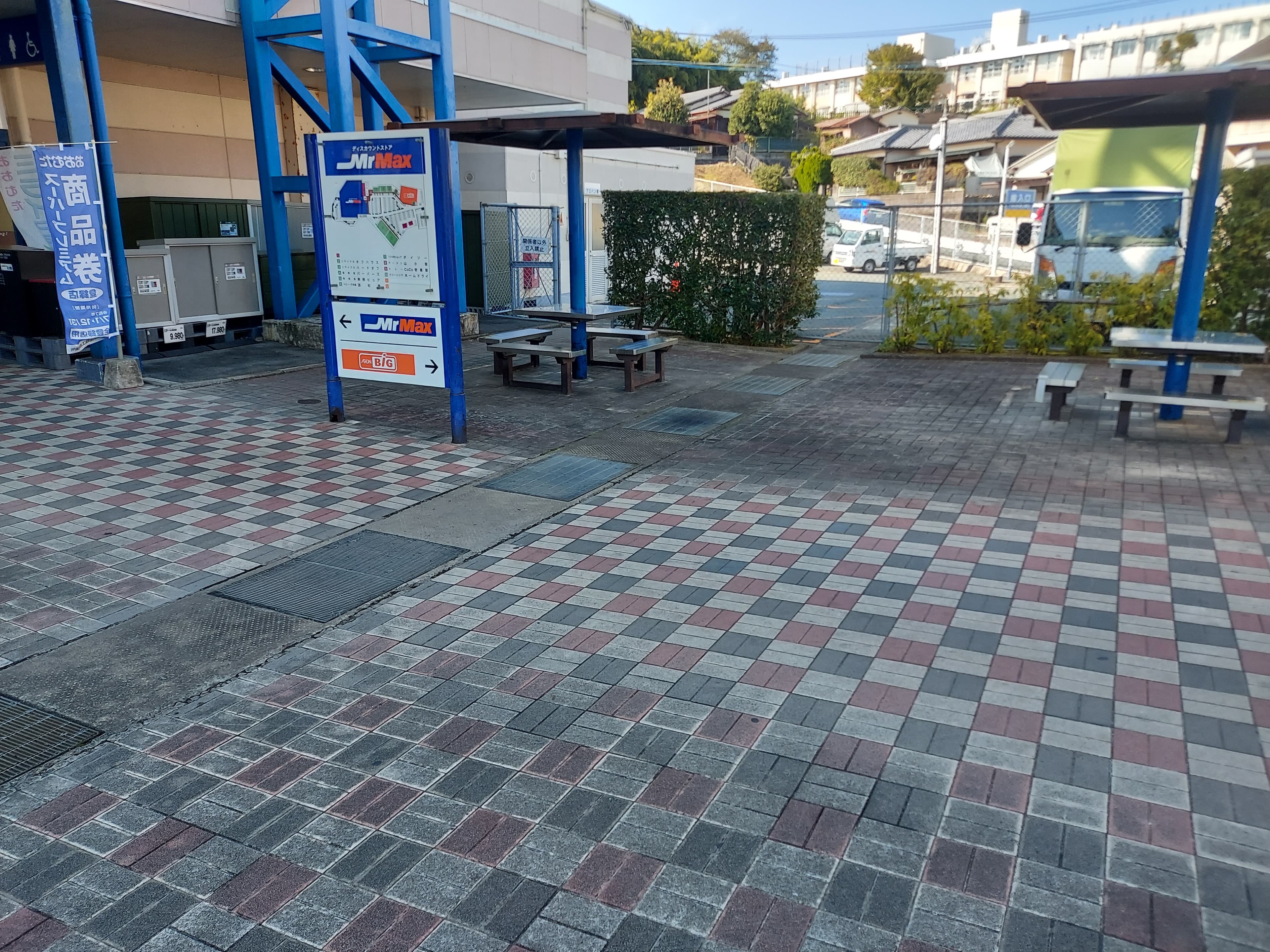 休憩所ベンチ前 販促プロモーションや物販用途に最適な総合ディスカウントストアの催事イベントスペース