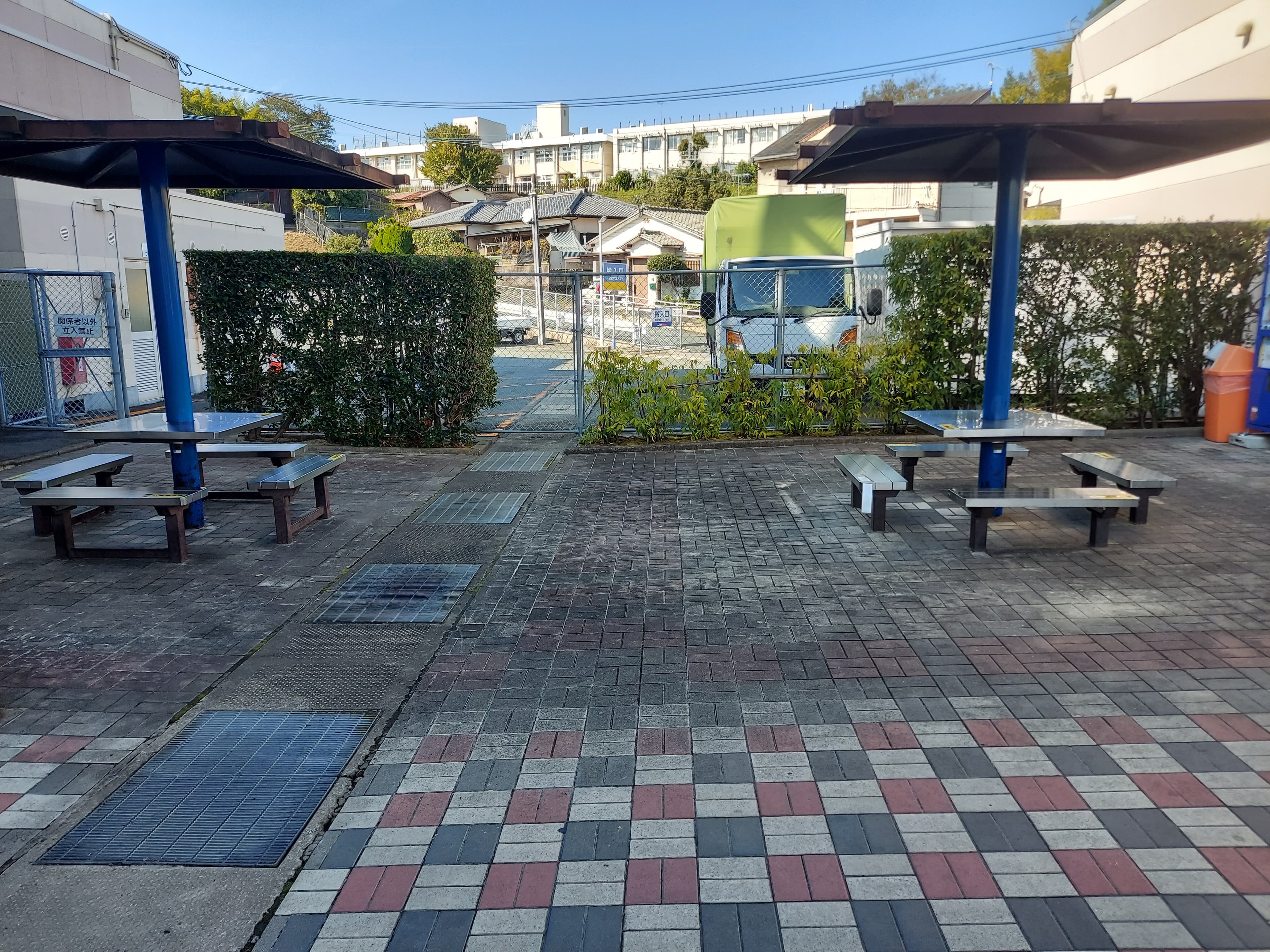 休憩所ベンチ前 販促プロモーションや物販用途に最適な総合ディスカウントストアの催事イベントスペース2