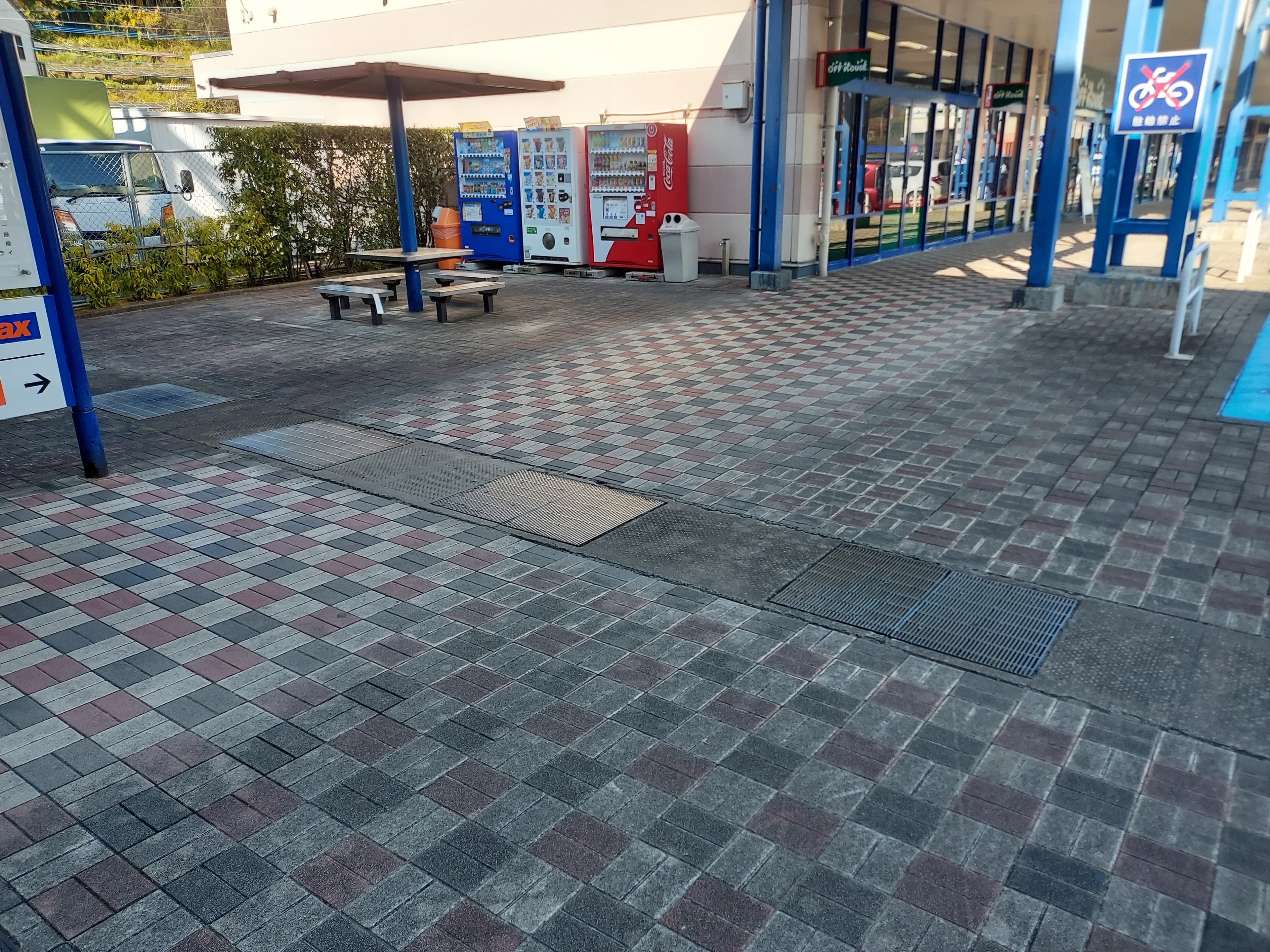 休憩所ベンチ前 販促プロモーションや物販用途に最適な総合ディスカウントストアの催事イベントスペース1