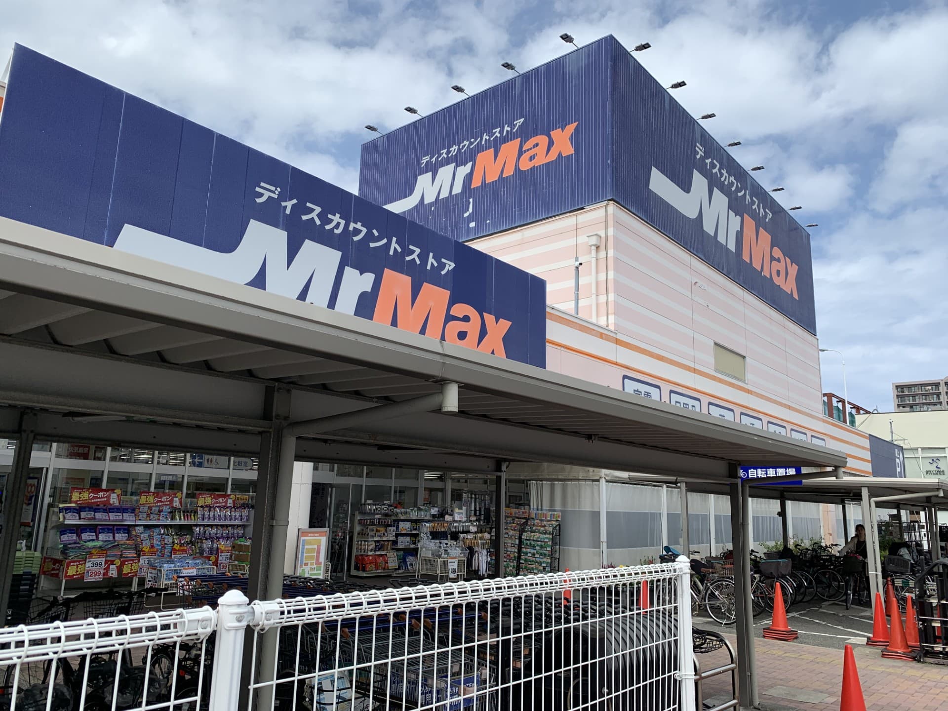 入口カーポート付近 販促プロモーションや物販用途に最適な総合ディスカウントストアの催事イベントスペース1